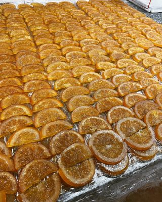 zima opět volá pro kandované pomerančové plátky, ty naše dipujeme v 70% single origin čokoládě z Venezuely #lucieglaister...